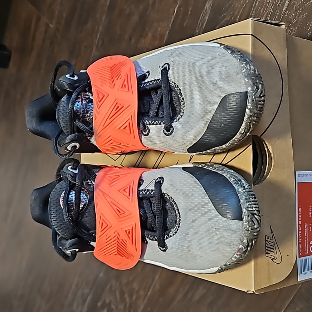 Nike Kyrie Flytrap III SE (GS) - CZ6567 001